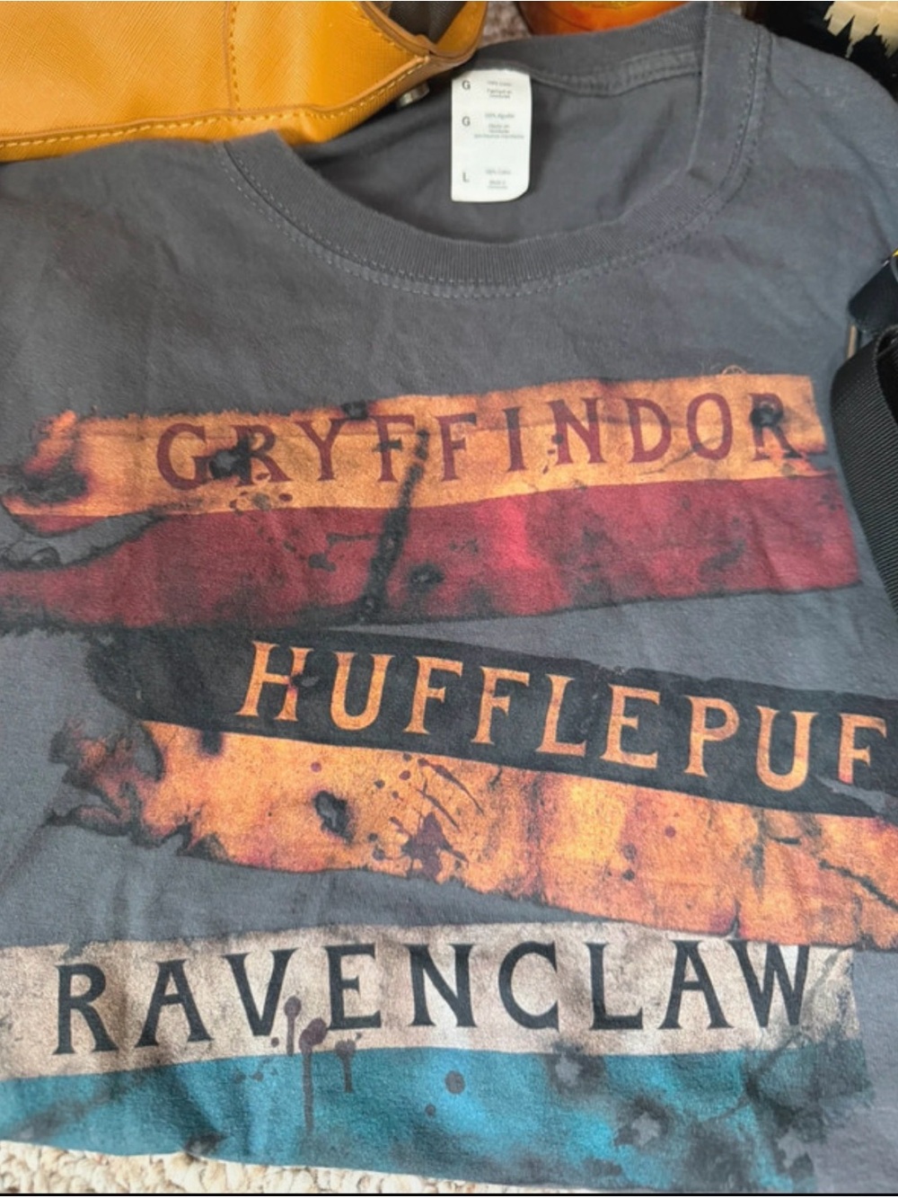 Howarts bundle. Crossbody bag. Purse, Tshirt. Two travel cups. Lid broken on 1 - Picture 7 of 7